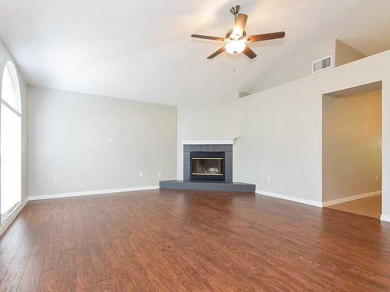 431 Benson St — Photo 3