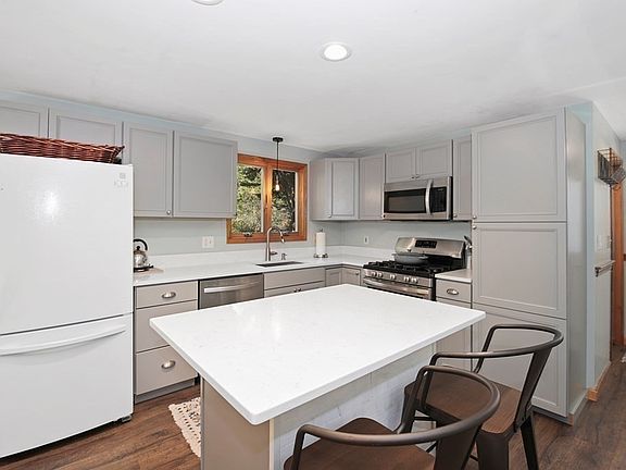 5th image of 32 Brentwood Cir