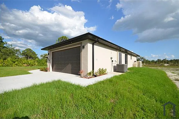 3 bed, 2601 sqft, $2,700 — Photo 2