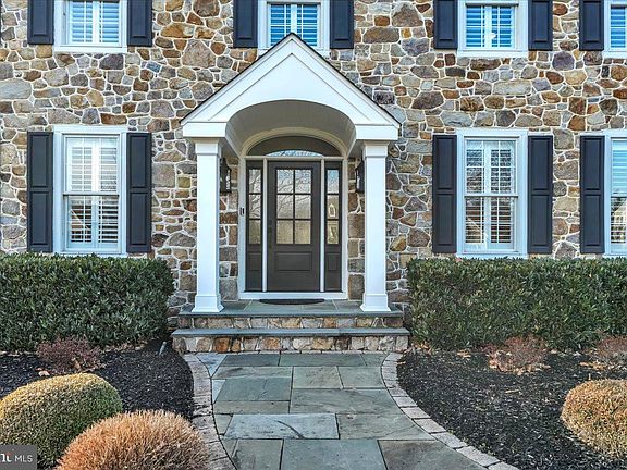 3rd image of 53 Lily Pond Ln