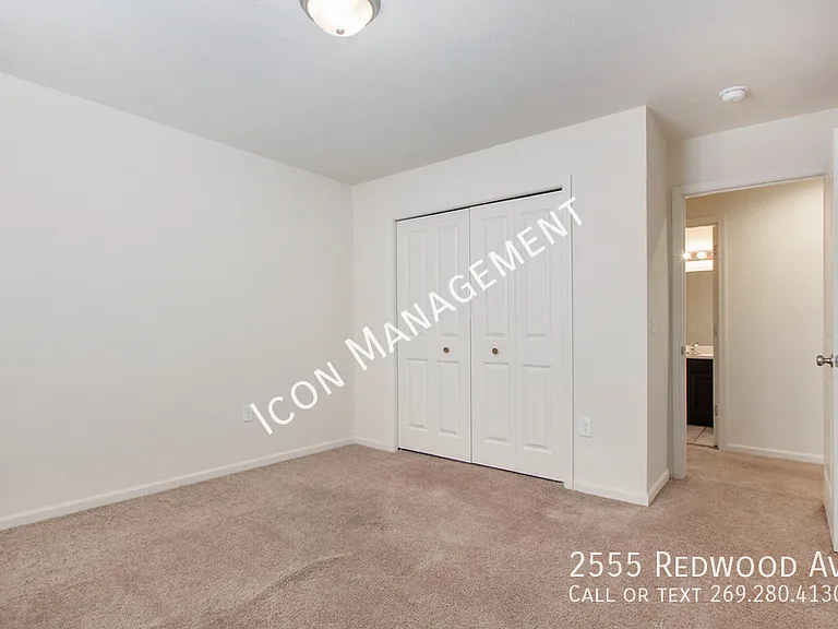 2555 Redwood Ave — Photo 12