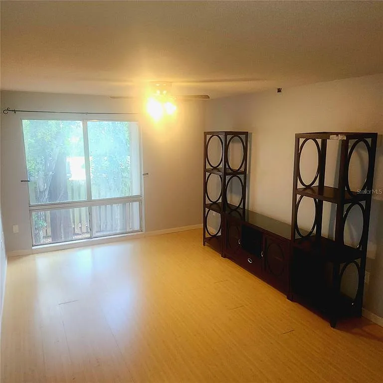 1 bed, 1.0 bath, 642 sqft, $1,050 — Photo 3
