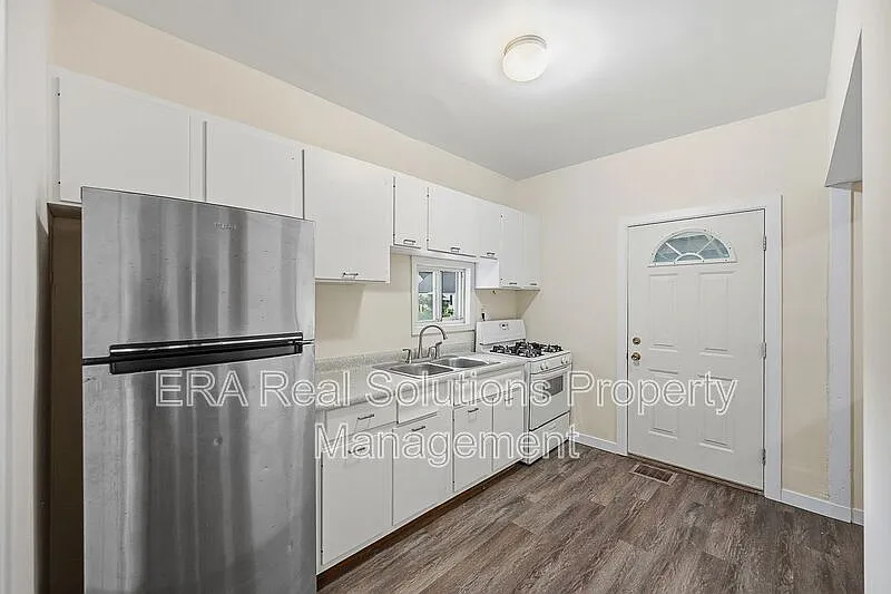 3 bed, 1.0 bath, 999 sqft, $1,600 — Photo 2