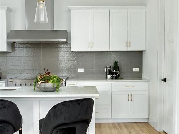 4th image of 2633 Reagan St #203
