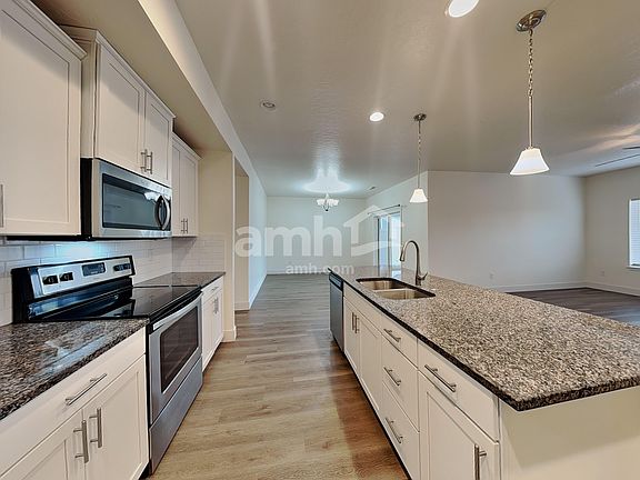 4th image of 302 E Sicily Dr