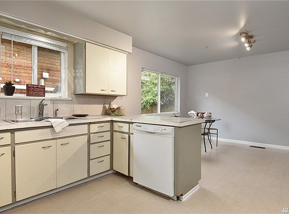 4th image of 25820 Lawson St