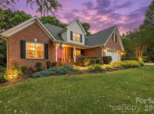1197 Waterford Dr, Hickory, NC 28602