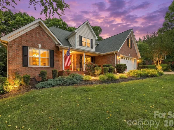 1197 Waterford Dr, Hickory, NC 28602