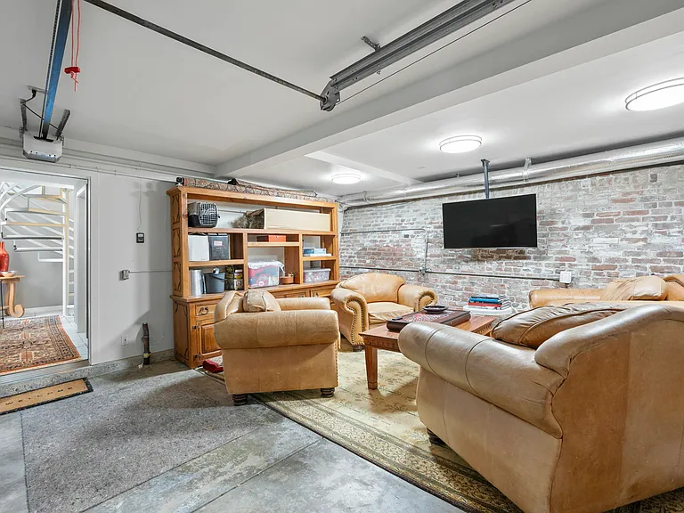 2552 Hyde St — Photo 22