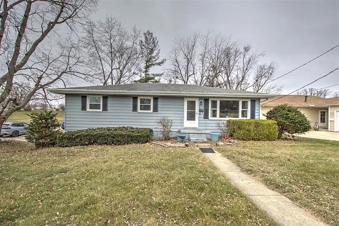 2105 N Summit Ave photo 1
