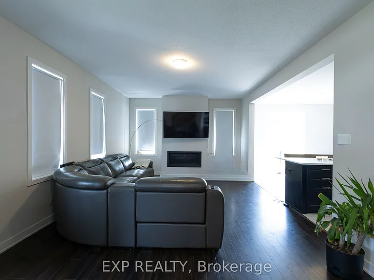 1038 Showman St — Photo 10