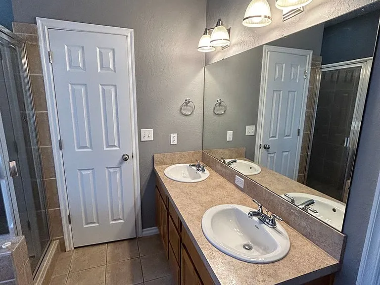 211 NW Cherry Ave — Photo 22