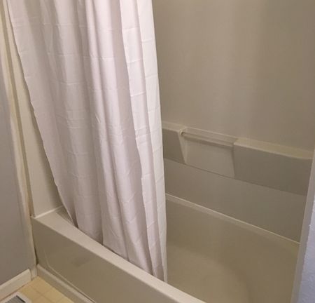 4th image of 618 Evergreen St