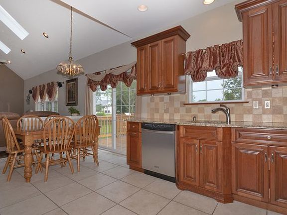 3rd image of 20 Clover Meadow Ct