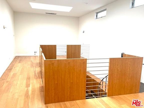 3rd image of 553 Rose Ave #3