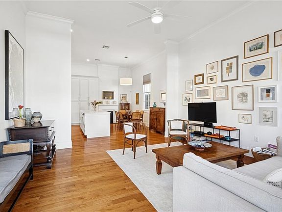 3rd image of 924 Amelia St