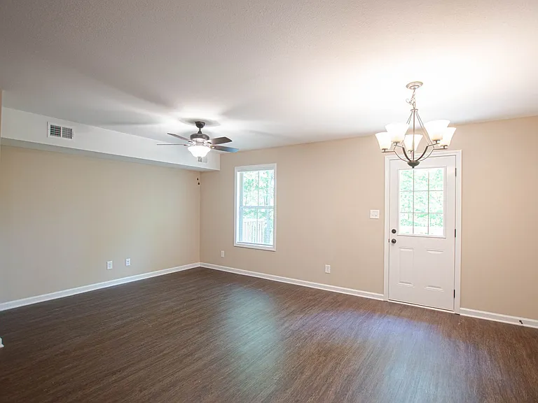 222 Smithson Ln — Photo 6