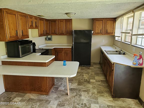 2nd image of 1148 Roberts St