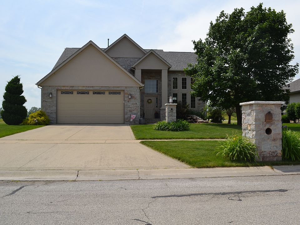 1st image of 722 Lakeshore Dr