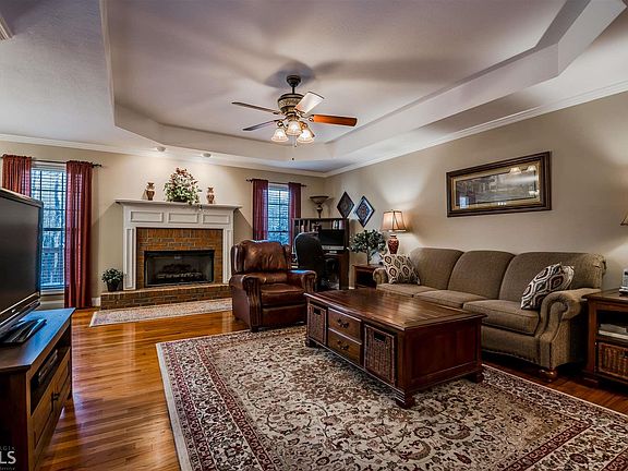 5th image of 185 Parkwood Place Cir