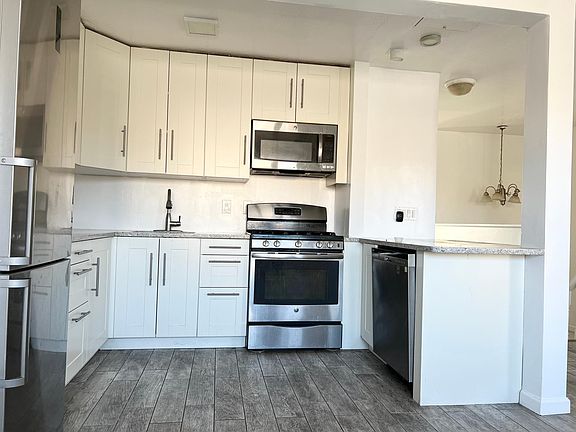 3rd image of 2000 Vyse Ave #3
