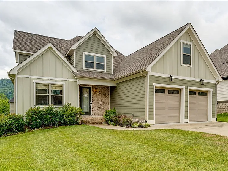 2318 Large Oak Dr — Photo 2