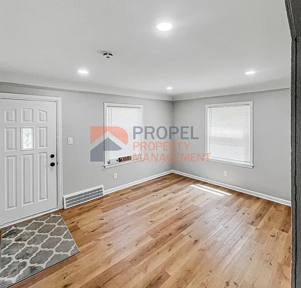 5072 Winifred St — Photo 3