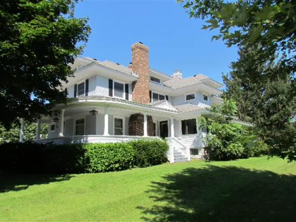 530 E McKinley St, Hinckley, IL 60520