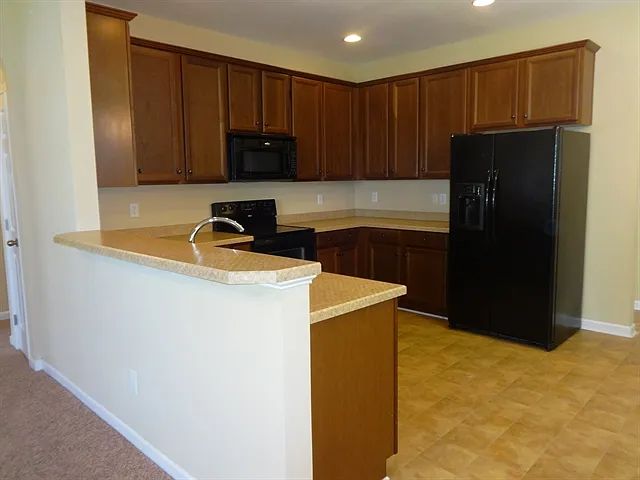 3 bed, 2.0 bath, 1368 sqft, $2,175 — Photo 3