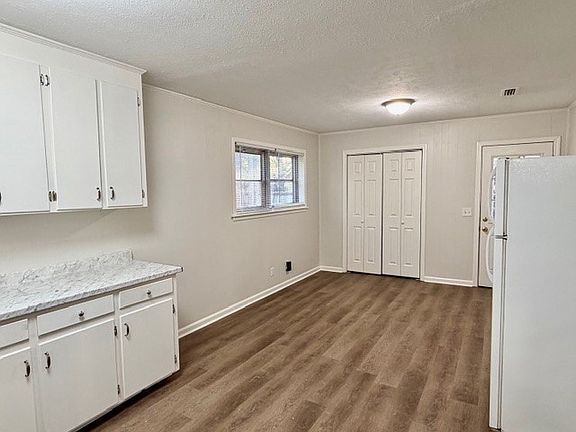 5th image of 902 Post Oak Dr