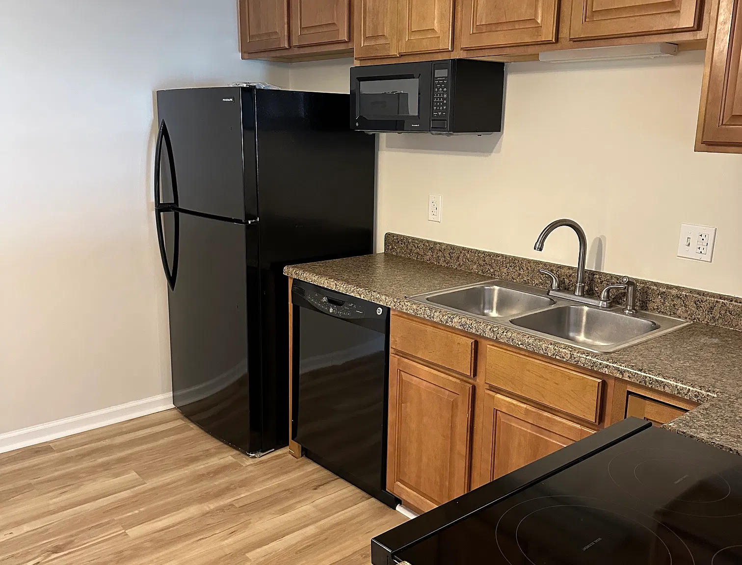 660 Materdie Ln — Photo 2