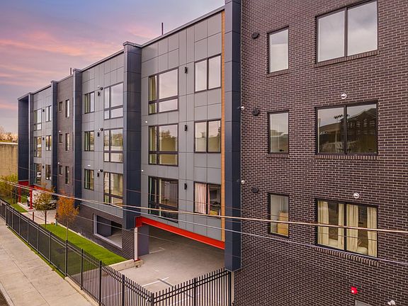 2nd image of 2613 Miller St #304