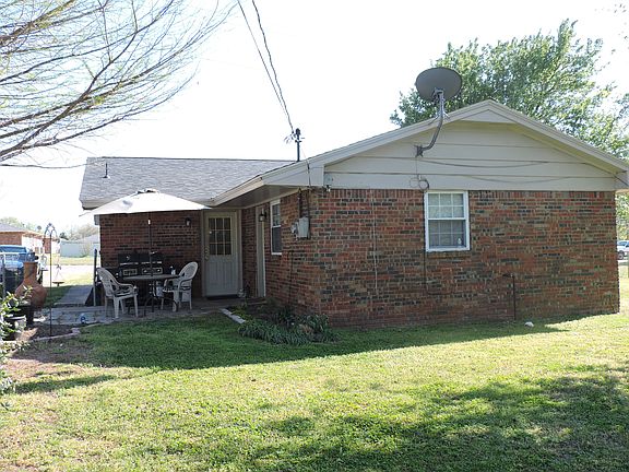 2nd image of 416 E Wanda Jackson Blvd
