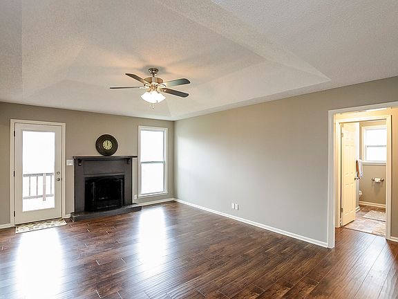 2nd image of 828 Iris Ln
