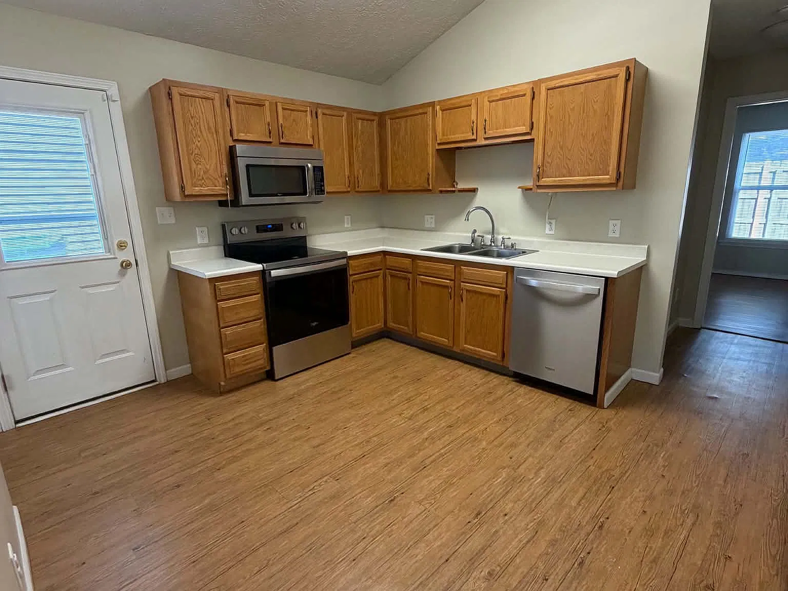 2 bed, 860 sqft, $1,400 — Photo 3