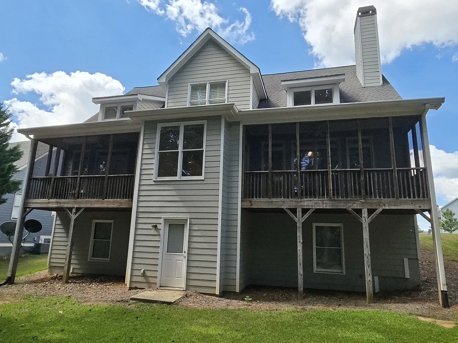 4 bed, 2.5 bath, 2700 sqft, $2,800 — Photo 2
