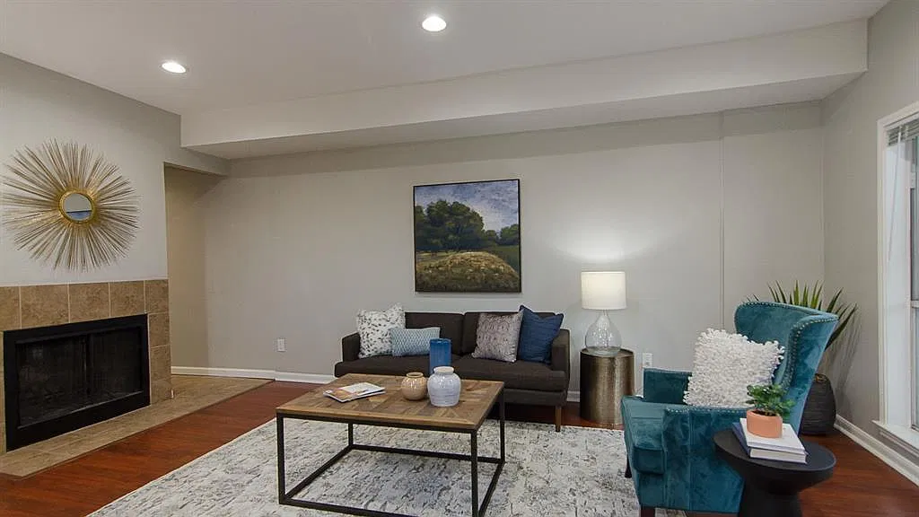 3 bed, 2.0 bath, 1064 sqft, $2,100 — Photo 2
