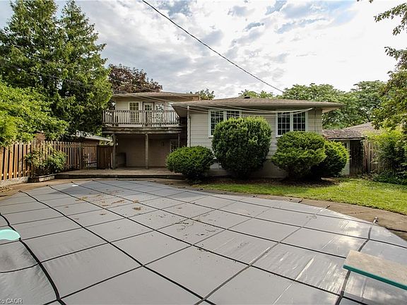 3rd image of 342 Bryant Cres