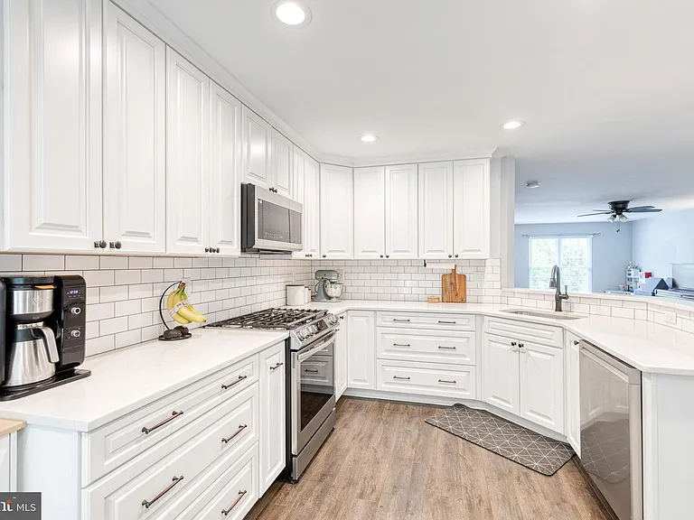 708 Leister Dr — Photo 9