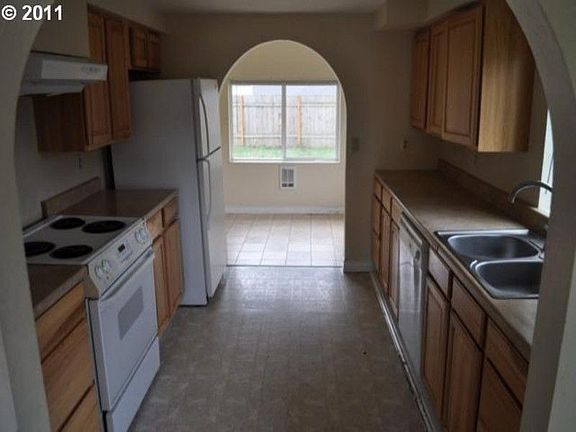 3rd image of 3918 NE 55th Ct