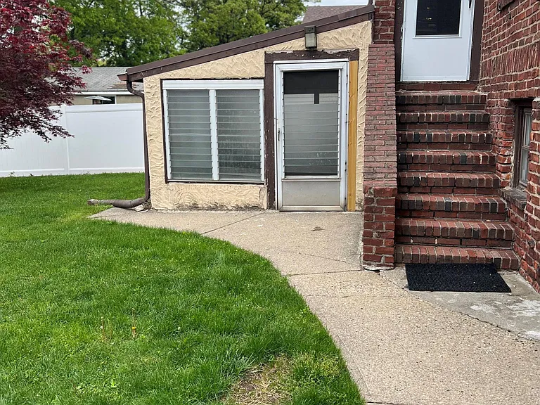 1648 Shelbourne St #1 — Photo 16