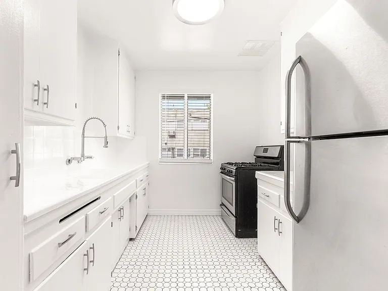Hollyview Apartments — Photo 19