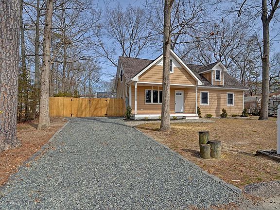 3rd image of 742 Baldwin St