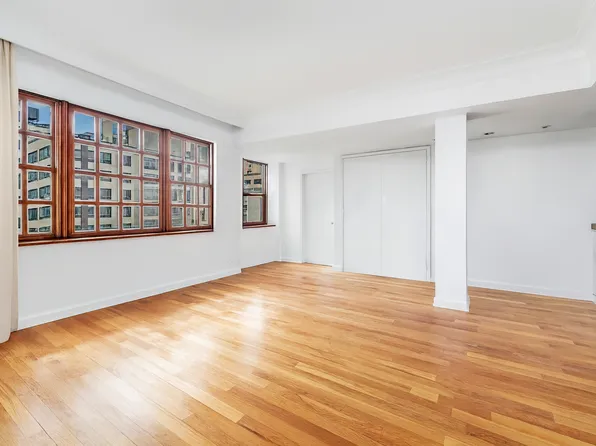 321 East 48th Street image 2 of 8