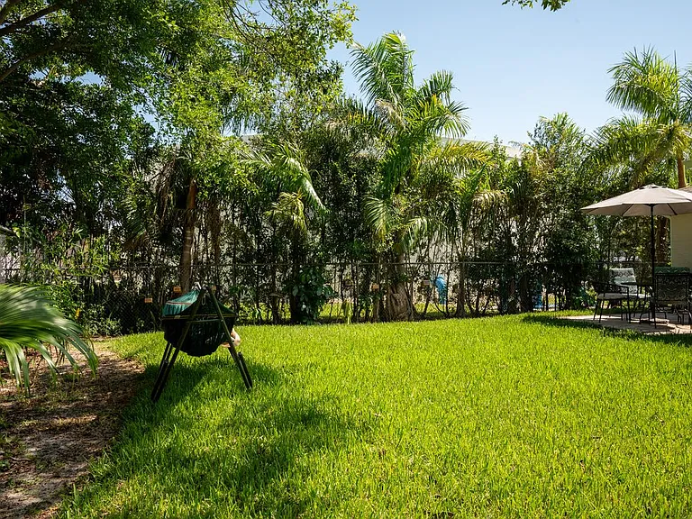 2247 Pineland Ave — Photo 41