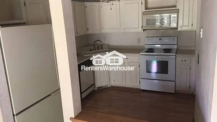 301 Kathy Ln NE — Photo 2