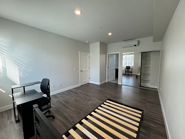 1298 W 37th St #2 — Photo 9