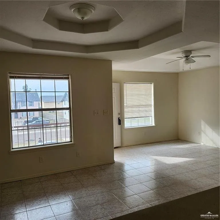 2 bed, 1.0 bath, 949 sqft, $750 — Photo 2