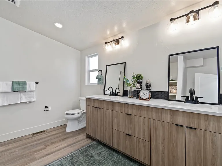 362 W London St — Photo 41