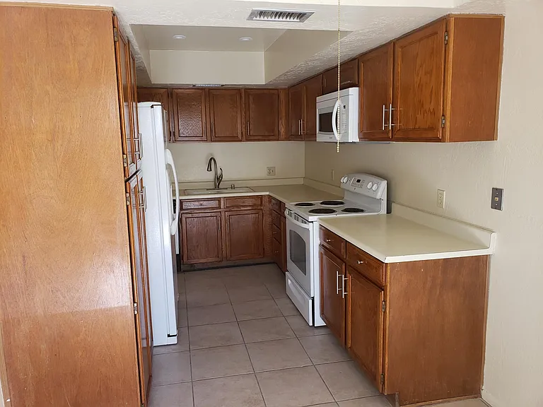 1536 S River Dr — Photo 6